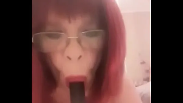 Kuumia Italian mature housewife licks and sucks her dildo in an extremely provocative way lämpimiä elokuvia