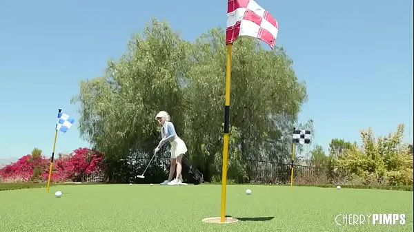 Горячие Сексапильная Скай Блю (Skye Blue) развлекается на поле для гольфа со своим удобным дилдо. Она проникает в себя, когда слишком возбуждена, чтобы двигаться дальше, получая настоящую дырку в однойтеплые фильмы