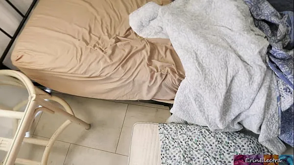 Καυτές Stepmom is hiding in stepson's bed ζεστές ταινίες