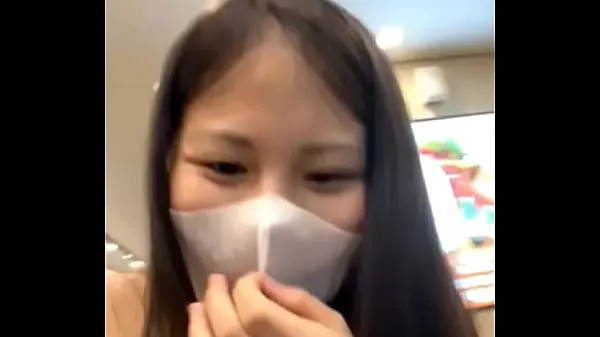 Películas calientes Niñas vietnamitas graban videos de selfies con novios en centro comercial Vincom cálidas