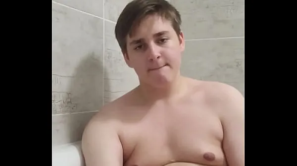 Hotte Chubby boy plays and washes himself varme filmer