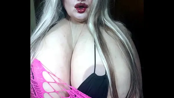 Hete Susi is bouncing her tits. You see her in pink fishnet showing big muffin pussy warme films