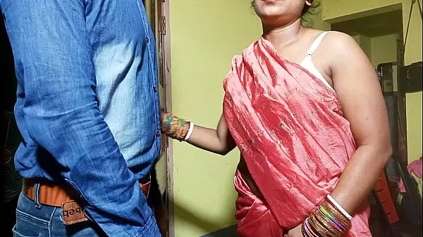 Películas calientes Bra Salesman engañó a Bhabhiji para que hiciera chudayi porno indio con clara voz en hindi cálidas