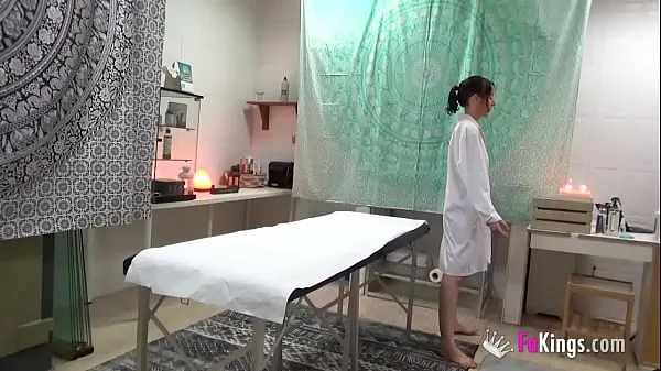 Hotte Massage with HAPPY ENDING: Amateur masseuse surprises her client varme film
