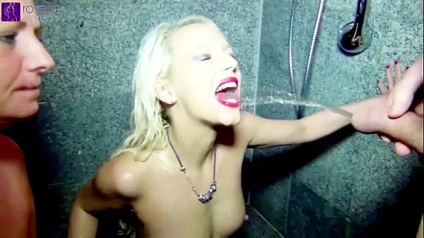 Film caldi Sotto la doccia della palestra, insieme alla fidanzata, usata come pisciatrice viventecaldi