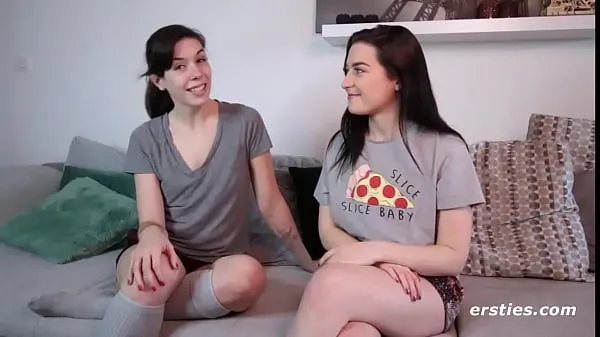 Hotte Ersties: Cute Lesbian Couple Take Turns Eating Pussy varme filmer