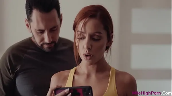 أفلام ساخنة Vanna Bardot Catches Her Stepdad Videochatting With His Secretary دافئة