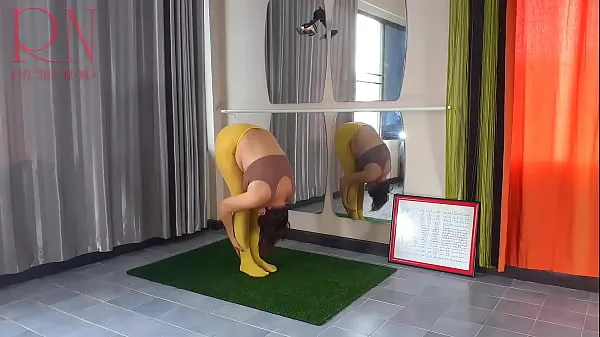 Vroči A girl without panties is doing yoga. An athlete trains in a public yoga room. FULL VIDEO topli filmi