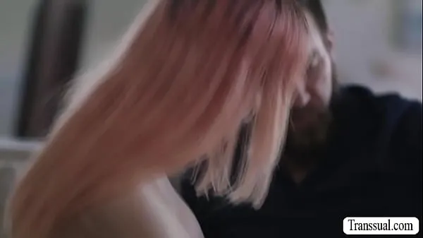 Καυτές Pink haired TS comforted by her bearded stepdad by licking her ass to makes it wet and he then fucks it so deep and hard ζεστές ταινίες