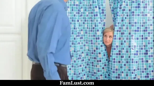 Žhavé Stepmom in Shower Thought it Was Her Husband's Dick Until She Finds Out Stepson is Behind The Curtains - Famlust žhavé filmy