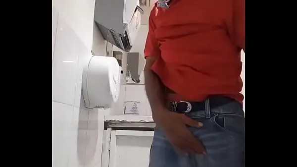 Straight guy likes to be seen touching his dick in a public bathroom Filem hangat panas