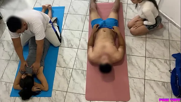 Nóng Couple massages the client asked me to ride on top of him and massage his cock next to my husband ntr Phim ấm áp