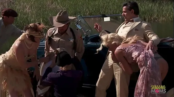 Hotte Copper tries to apprehend the thieves but he is outnumbered. As they tie him down, they decide to celebrate. The milfs gather around outside and eagerly await the men to ravage them during group sex varme film