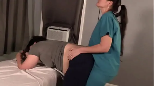 Nurse humps her patient Film hangat yang hangat