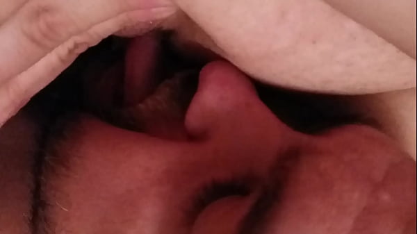 Vroči Using my tongue and fingers to make that big and beautifully wet pussy cum topli filmi