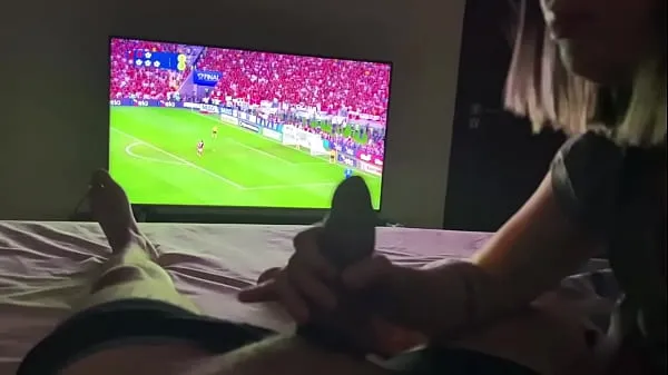 Heiße Junge Frau stillt ihren Mann während des Finales von Corinthians x Flamengo. Voll auf Abonnentenwarme Filme