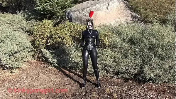 Quente Latex Ponygirl Training Outdoors Filmes quentes