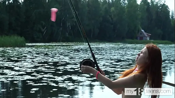 Hete MY18TEENS - Cute girl decided to go fishing and caught a dildo and fucked herself in the boat warme films