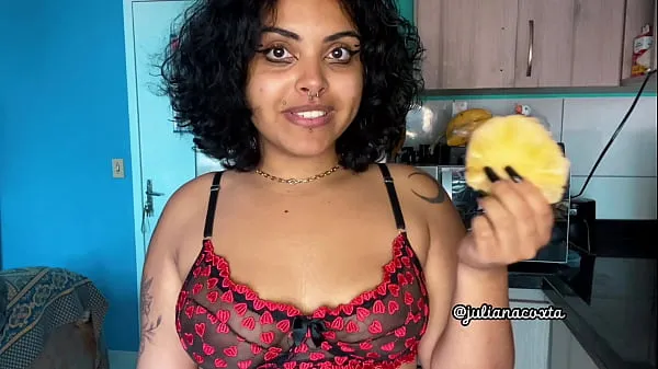 Hete Gordinha rabuda fodendo de quatro Juliana coxta levando tapa e sentando no motel vlog sacana cortando abacaxi warme films