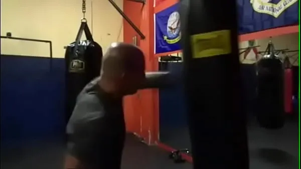 MAXXX LOADZ WORKING OUT ON HEAVY BAG WITH BOXING GLOVES ON STRIKING THE BAG Film hangat yang hangat