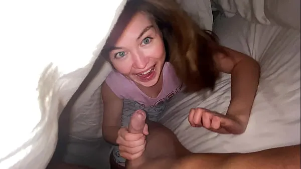 Hotte I FUCKED MY STEPSISTER UNDER THE COVERS WHILE NO ONE IS LOOKING varme filmer