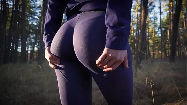 Hotte Latina Milf In Super Tight Yoga Pants Teasing Her Amazing Ass In The Forest varme filmer