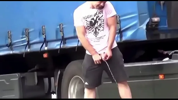 Menő Trucker peeing in public meleg filmek