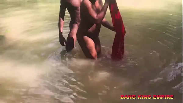 Quente Pastor africano é flagrado fazendo sexo em um riacho local com um membro da igreja grávida após o batismo na água - o rei deve ouvir porque é um tabu Filmes quentes