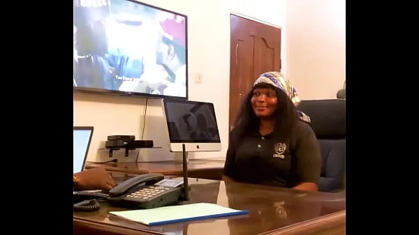 뜨거운 Leaked video of a job agent fucking a teacher applicant in his office before giving her job, watch as she squirts all over the desk (Watch full video on RED 따뜻한 영화