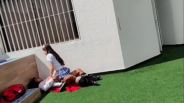 Budak sekolah muda melakukan hubungan seks di teres sekolah dan ditangkap oleh kamera keselamatan Filem hangat panas