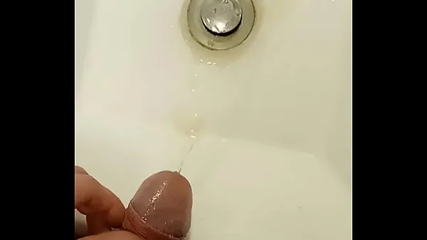 Vroči College bathroom: Student clamps his urethra and pisses in the sink and often spits on his cock topli filmi