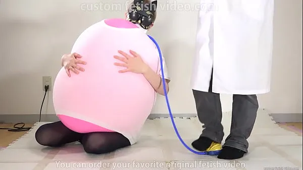 뜨거운 Woman scared with fear after popping a puffy balloon 따뜻한 영화
