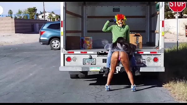 Žhavé U-Haul Mover Fucks Cali Caliente On The Back Of His Truck žhavé filmy