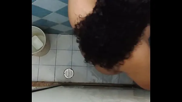 热Spying on my sisterin-law when she takes a shower in the bathroom温暖的电影