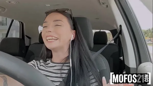 热TEEN Uber driver is HOT AS FUCK (Gianna Ivy) - MOFOS21温暖的电影