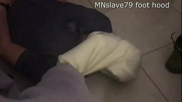 Hotte Footslave forced to suffer in FootHood varme film