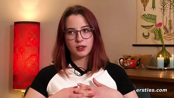 Vroči Ersties: Sexy redhead babe fondles her shaved pussy topli filmi
