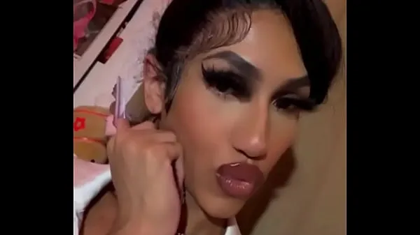 Film caldi Sexy giovane transgender giovane donna con trucco lucido essendo un crossdressercaldi
