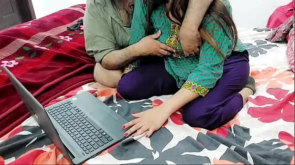 Heiße Pakistanischer Computerlehrer, der seiner schönen Schülerin bei ihr zu Hause Unterricht mit klarem Urdu-Audio gibtwarme Filme