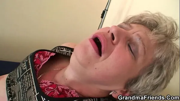 Menő Sexy grandma fingering pussy before threesome meleg filmek