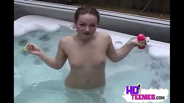 Gorące Sweet teen showing her small tits and pussy in jaccuziciepłe filmy