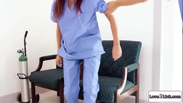 Kuumia Nurses dominate a patient and finger her lämpimiä elokuvia