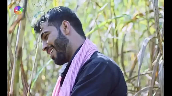 Hotte Desi girlfriend fucks with boyfriend in the field in the forest Hindi varme filmer