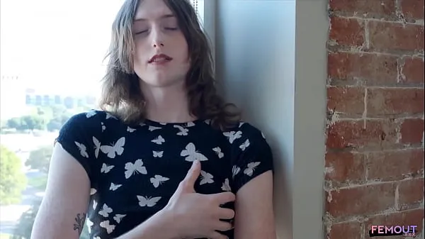 Une transsexuelle rousse se masturbe le cul devant la fenêtre Films chauds