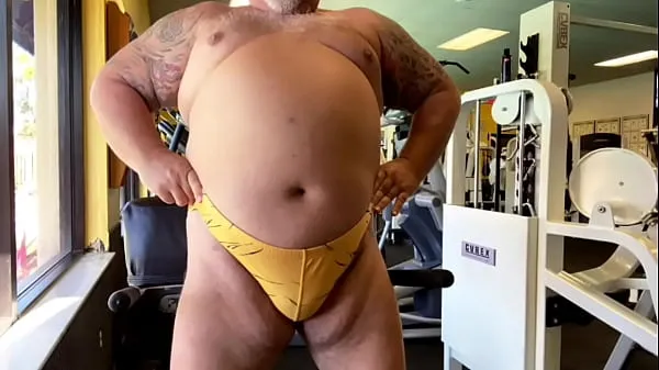 Muscle Bull Grandpa Cums at the gym Film hangat yang hangat
