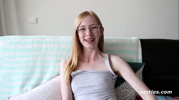 Gorące Ersties: Cute Blonde Girl Fingers Her Wet Pussyciepłe filmy