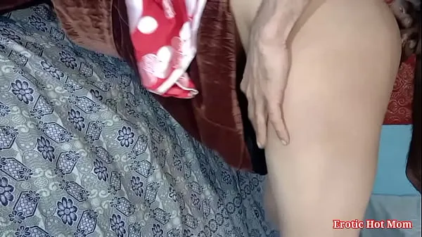 Gorące Pakistani maid was hesitant at first, but in the end she was surprisingly delighted with Doggystyle anal sex with hard fucking in hindi loud moans while covered with red dopattaciepłe filmy