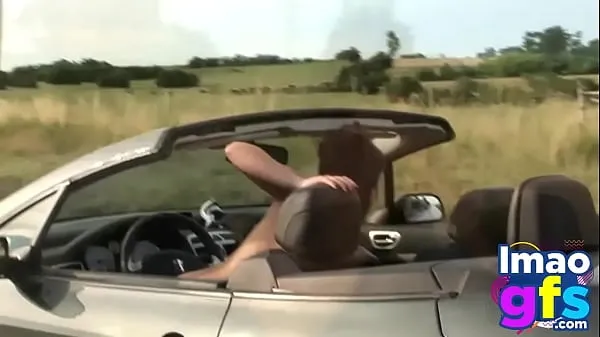 Gorące Sweet Brunette showing her rounded tits and pussy at car outdoorciepłe filmy