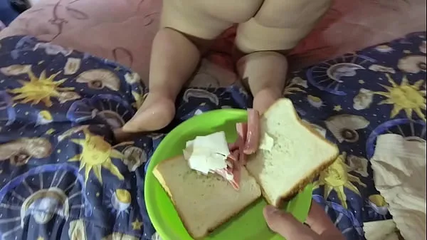 Vroči My anal slave eats a delicious sandwich prepared in her ass hole topli filmi