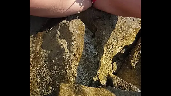 Vroči Nina Black peeing by the sea topli filmi